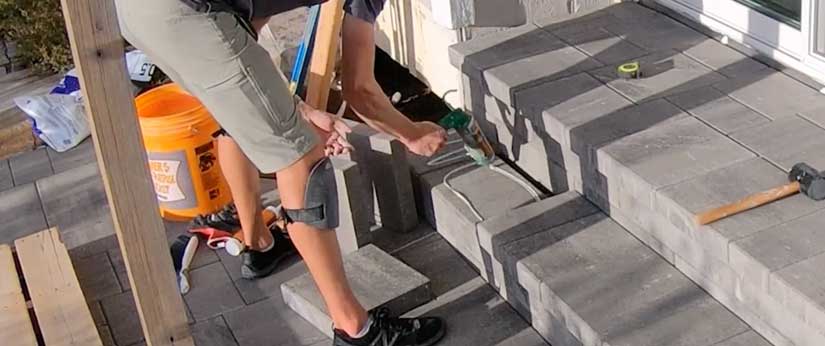 Glueing concrete blocks